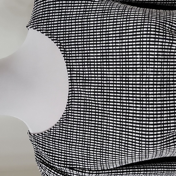 W5 Size L Black & White Textured Twist Front Top, Excellent Used Condition - Picture 2 of 13